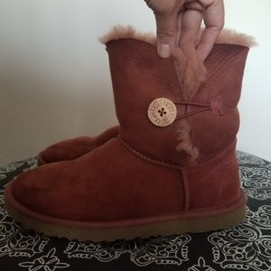 Uggs  Bailey Button Burgundy  Color